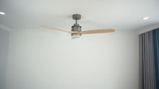 Ventilatore da soffitto moderno in legno grigio con motore DC da 52 pollici