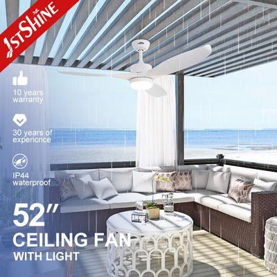 Un ventilatore da soffitto bianco di 3 lame di plastica LED, ventilatore da soffitto impermeabile con il motore leggero di CC