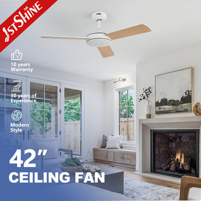 Ventilatore di soffitto a motore reversibile con controllo remoto e lame bianche in MDF