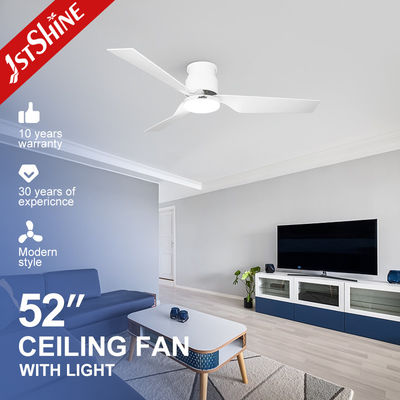 Moderno ventilatore di soffitto a 5 velocità a LED con design a basso profilo e lame di plastica bianca