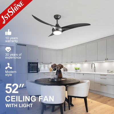 Ventilatore di soffitto elegante e moderno con luce e controllo basso del rumore