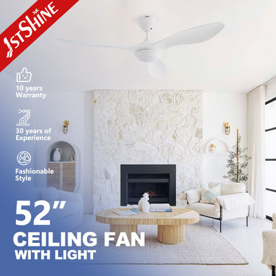 Ventilatore da soffitto bianco da 52 pollici con luce a LED dimmabile e motore a corrente continua a controllo remoto