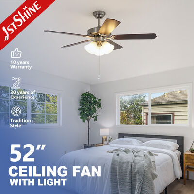 Ventilatore da soffitto classico vintage con struttura robusta e funzionamento regolare, ideale per sale conferenze e sale riunioni