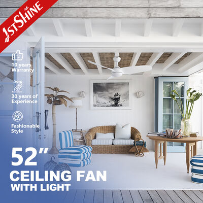 Ventilatore di soffitto in plastica resistente con costruzione leggera e motore potente che fornisce un raffreddamento efficace nelle aree pubbliche