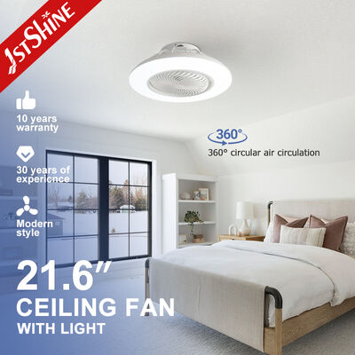 Ventilatore da soffitto moderno per camera da letto con motore DC, flusso d'aria rotante a 360° e telecomando per un raffreddamento a risparmio energetico